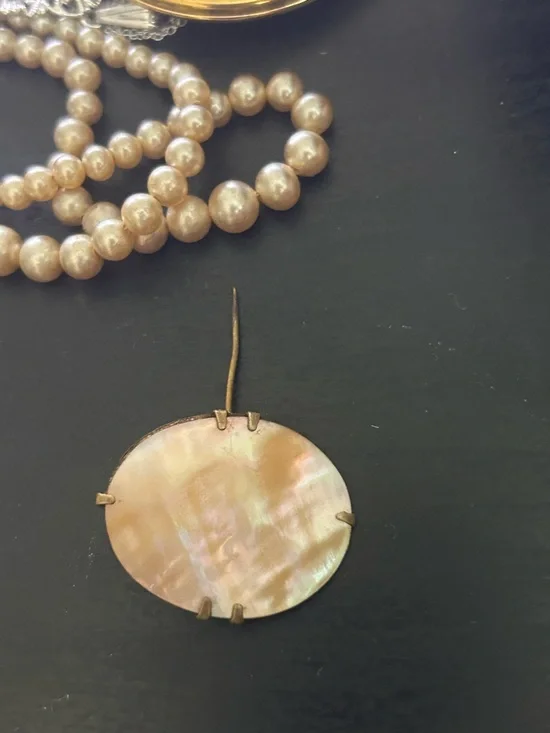Oval Mother-of-Pearl Cabochon Pendant in Iridescent Gold - Picture 7 of 7